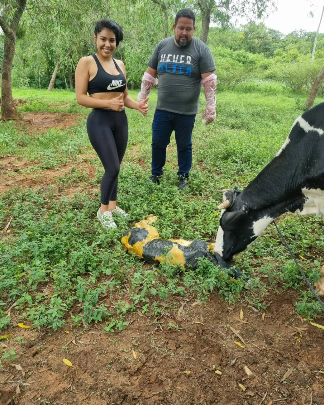 La modelo Janet Massa con el veterinario y la vaquita recién nacida. Ella actuó de asistente de parto. @janetmassaa