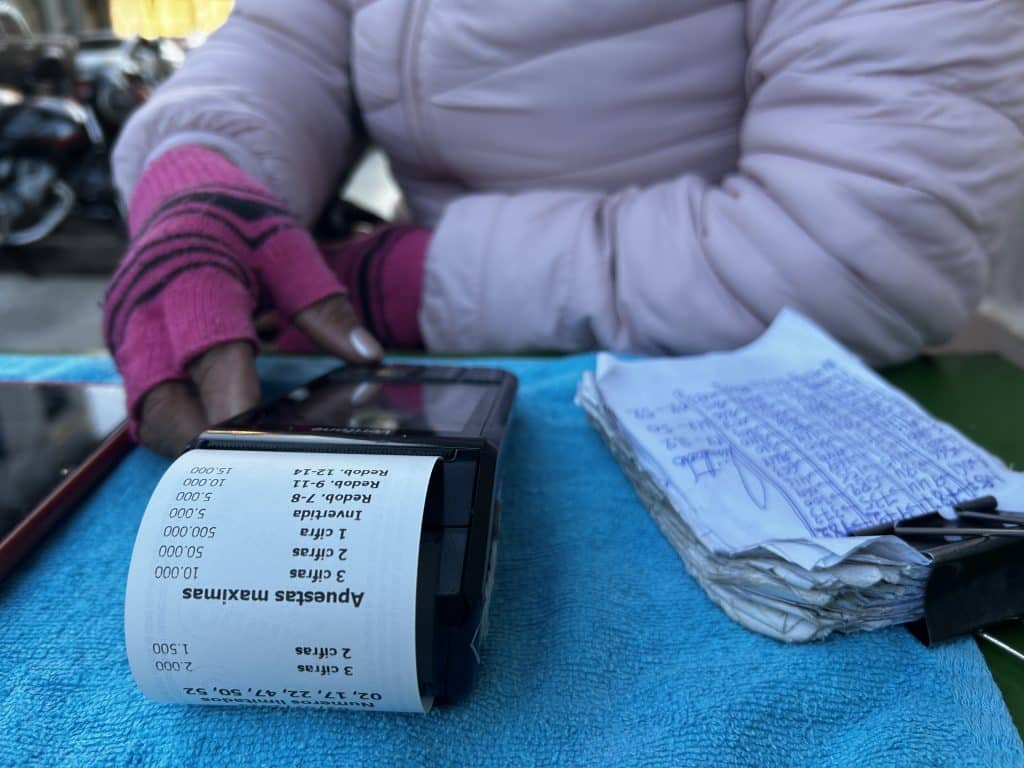 Unas tres mil personas levantan apuestas de la quiniela en todo el país. El juego representa unas ventas brutas de G. 45.000 millones mensuales, aproximadamente, según informes oficiales.