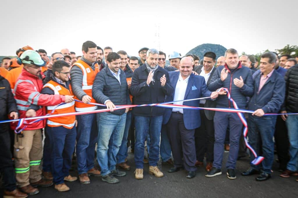 Marito y su cohorte "inaugurando" la ruta PY02 y la circunvalación en Caacupé... mientras miles de pobladores de Atyrá y Caacupe quedaron aislados debido a la habilitación "oficial" sin que se hayan terminado las obras complementarias. Foto oficial del MOPC.