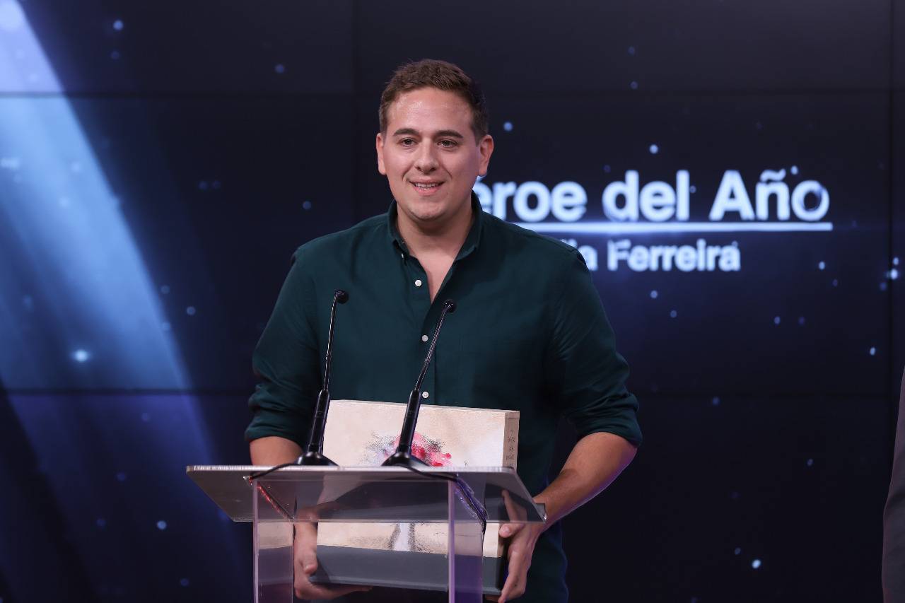 Abdala Oviedo, fotógrafo y mejor amigo de Nadia Ferreira, recibió el premio en su nombre. Foto: Carlos Juri.