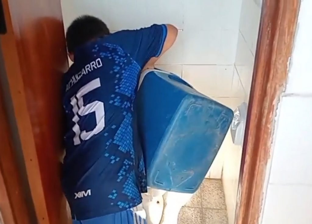 Los baños no tienen agua y los niños deben acarrear agua en valdes para mantener limpio el inodoro-Captura Corresponsal Bernardino Castillo