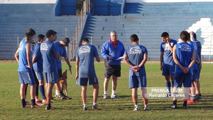 CHARLA. Tesapara participa de la charla con los futbolistas del 2 de Mayo.