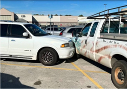 La camioneta, de un porte importante, "tuqueó" grande a otros dos vehículos. (Foto: Policía de Kilgore)