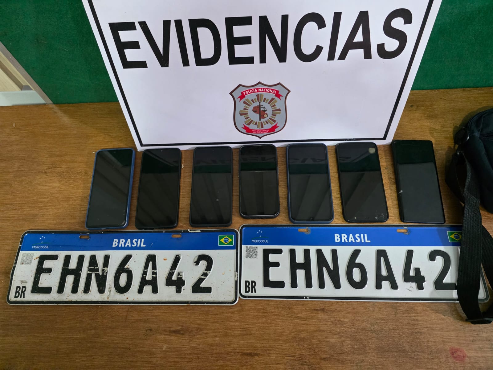 Chapas brasileñas y varios celulares quedaron bajo custodia fiscal para peritaje.