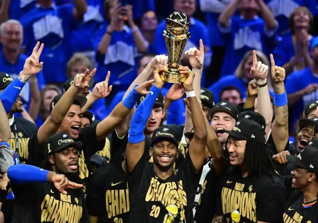 Shai Gilgeous-Alexander levanta el trofeo de MVP junto con sus compañeros.