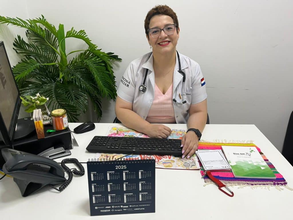 “Internet informa, pero no examina, no escucha, no realiza diagnóstico diferencial y no evalúariesgos individuales. Por eso la figura del médico sigue siendo central”, recuerda la doctoraNilsa González, médica del Hospital de Especialidades Quirúrgicas del IPS.