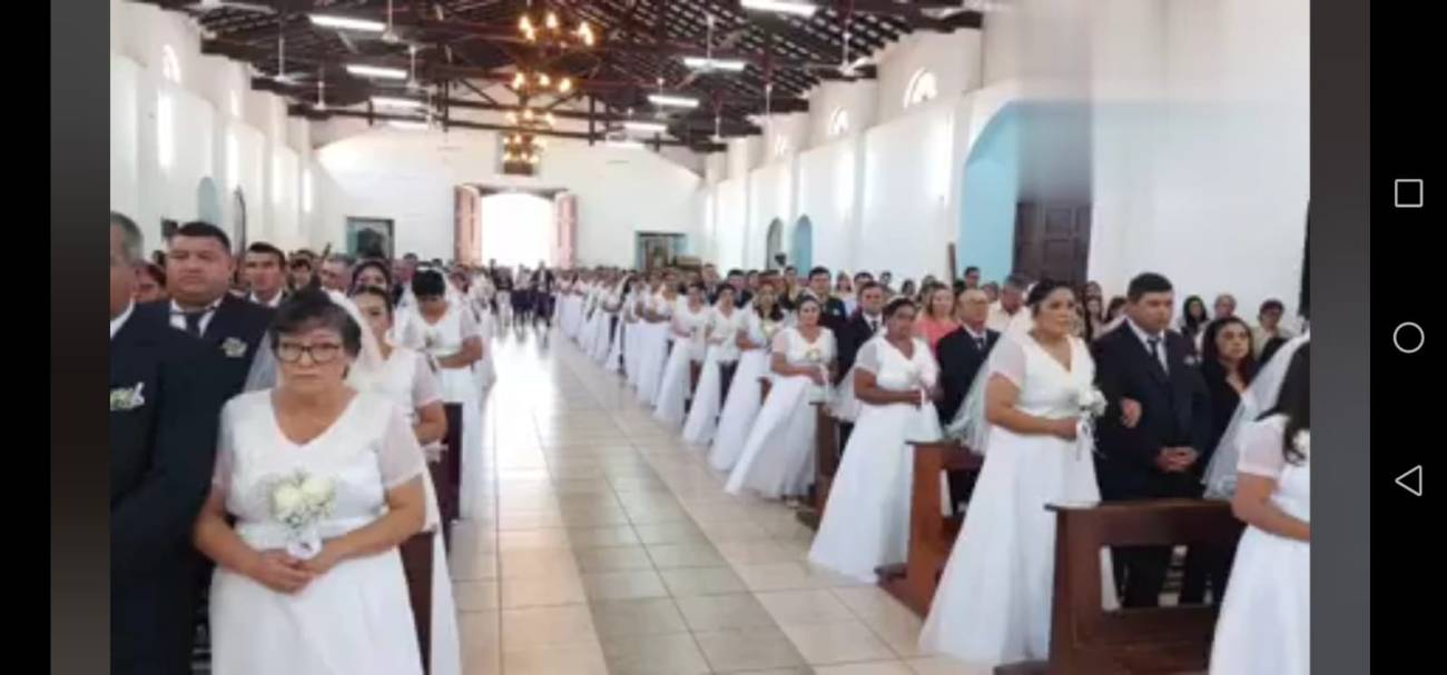 Los 41 novios se mostraron emocionados con la ceremonia en la hermosa Catedral de San Pedro. Gentileza