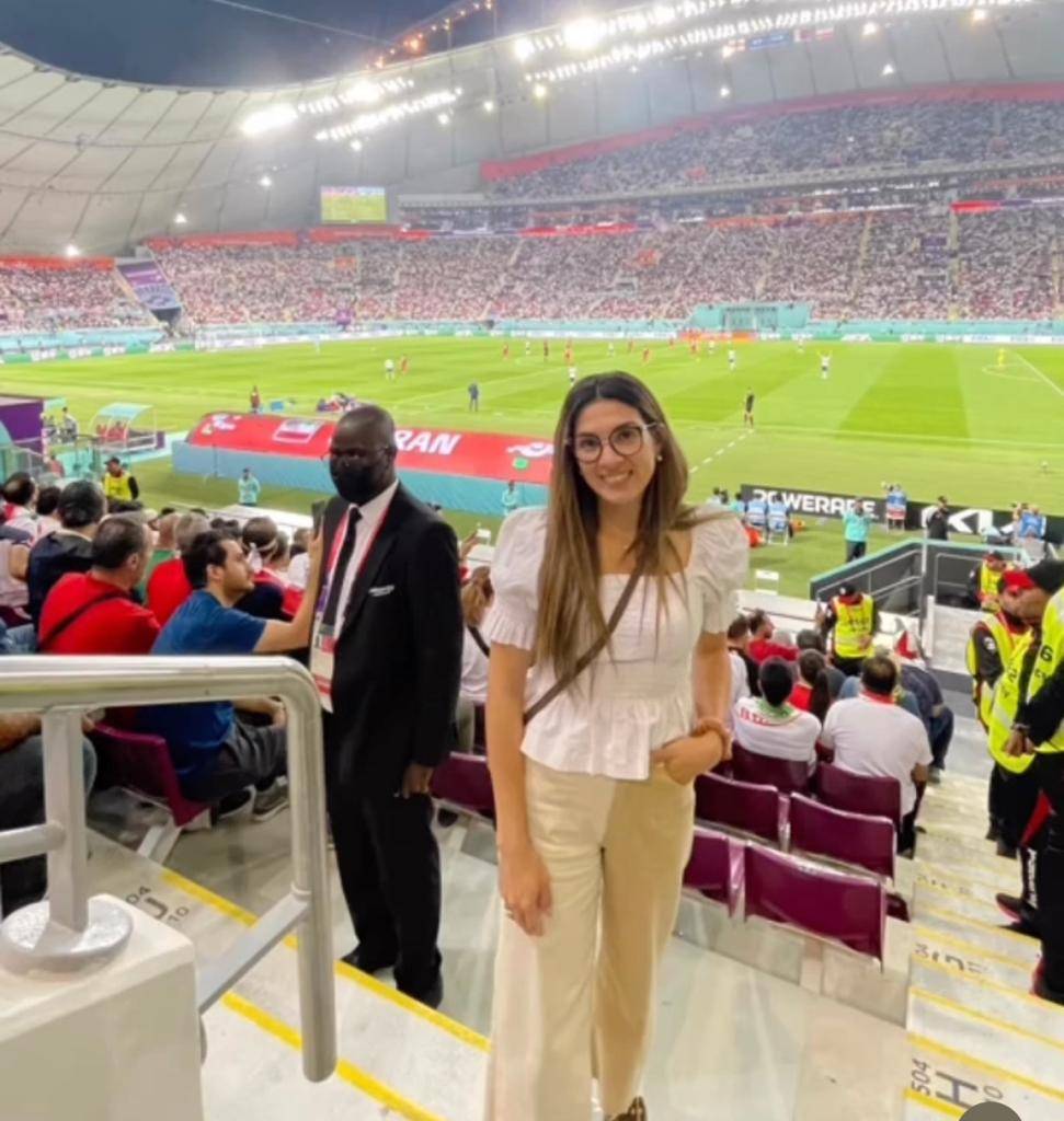 Shirley, con el imponente estadio por dentro, de fondo. @shirramirez