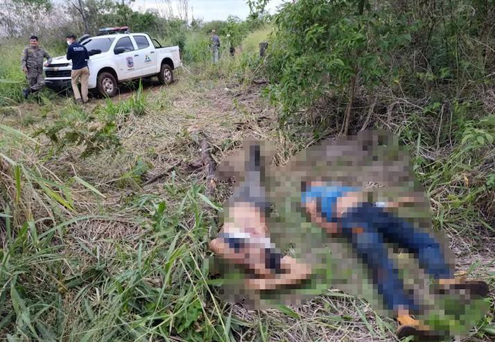 Los cuerpos de dos hombres ejecutados con disparos en la cabeza hallados en una zona boscosa en el distrito de Alto Verá, el miércoles.
