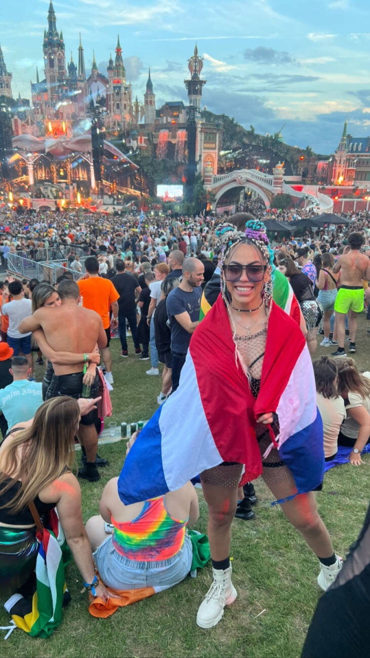 Jennifer Ruiz Díaz, en el campo donde ciento de miles de personas disfrutan del Tomorrowland.