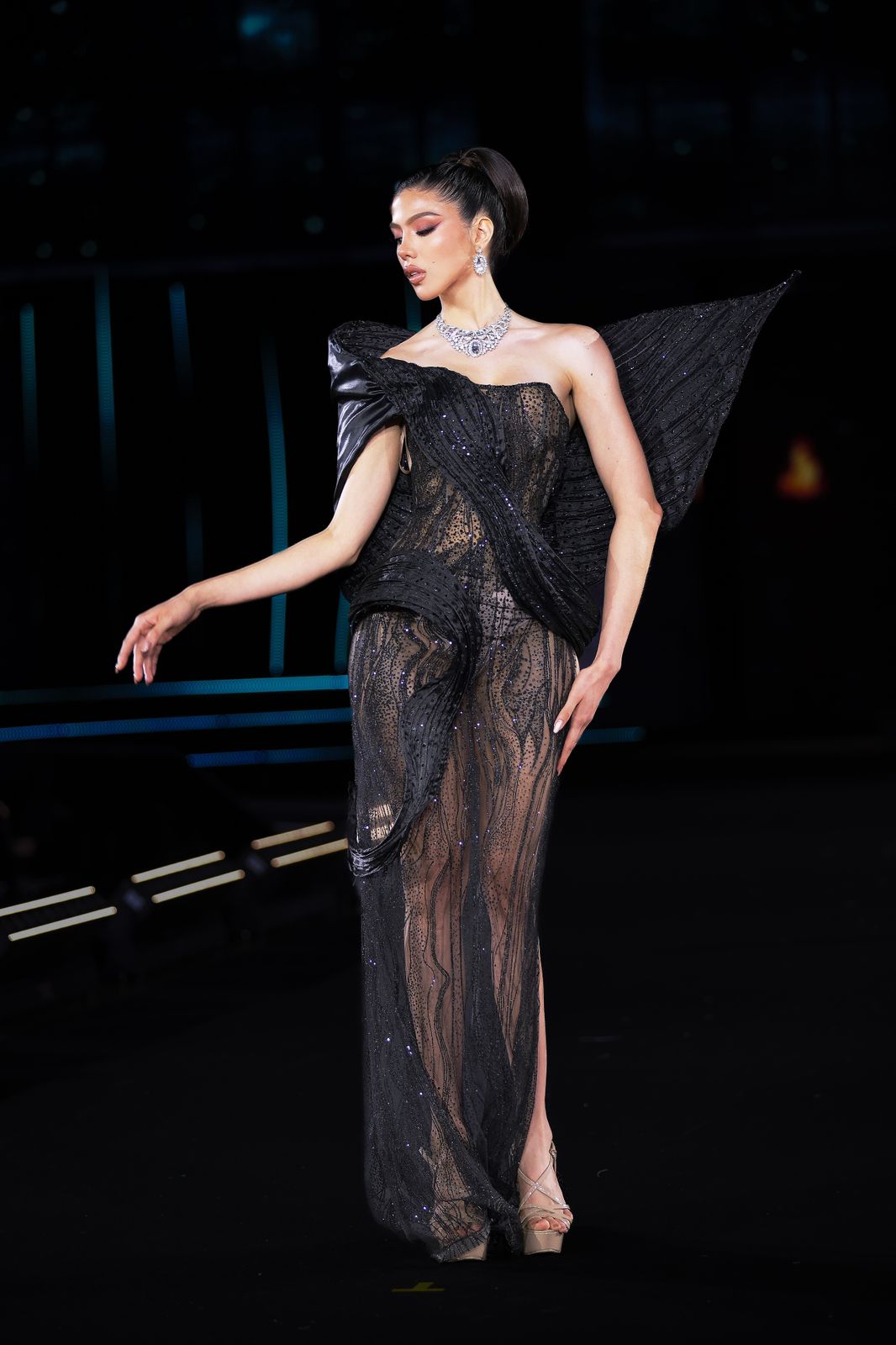 Vestida de negro, la modelo mantiene una estética clásica y equilibrada.