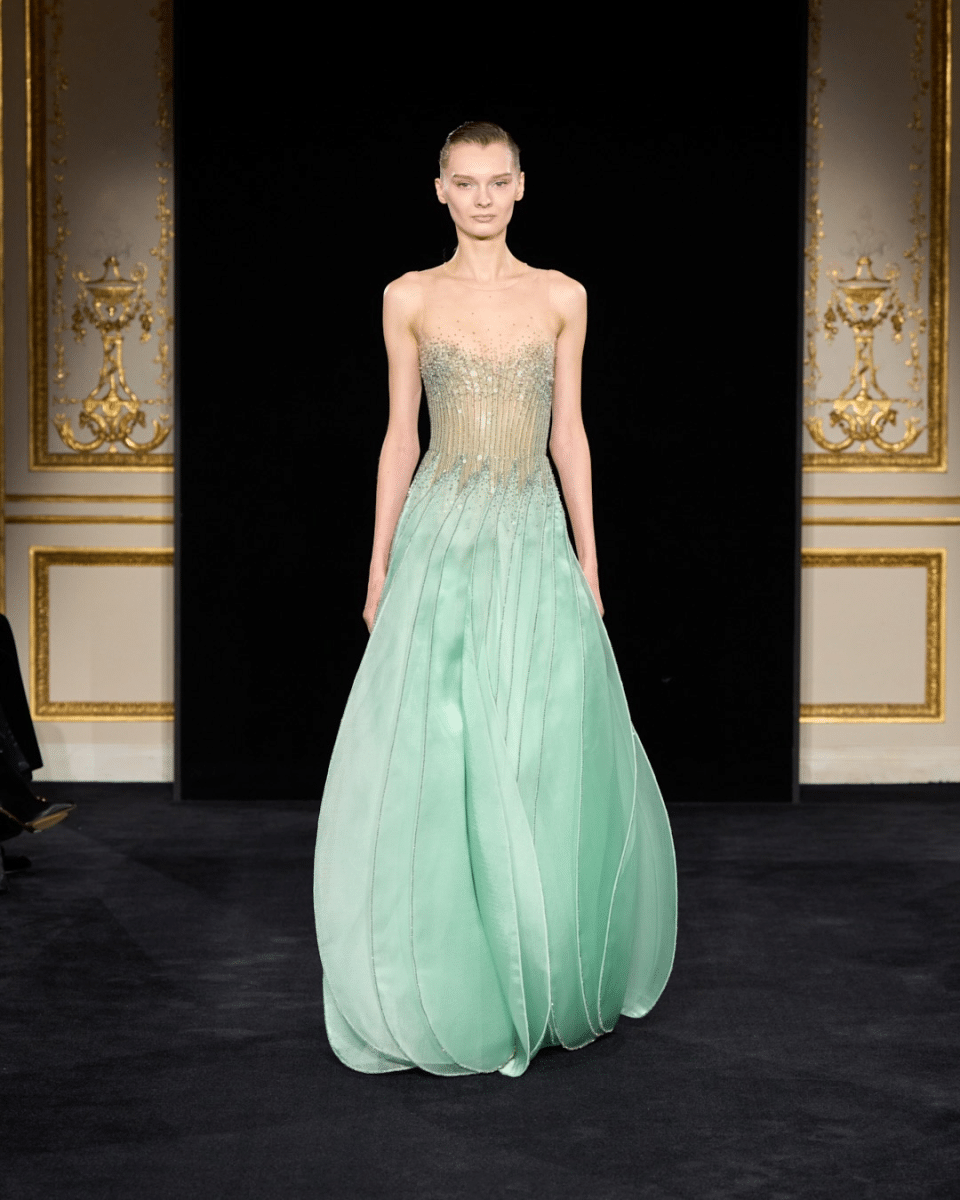 Armani combinó tonos suaves de jade, verde, rosa y blanco.