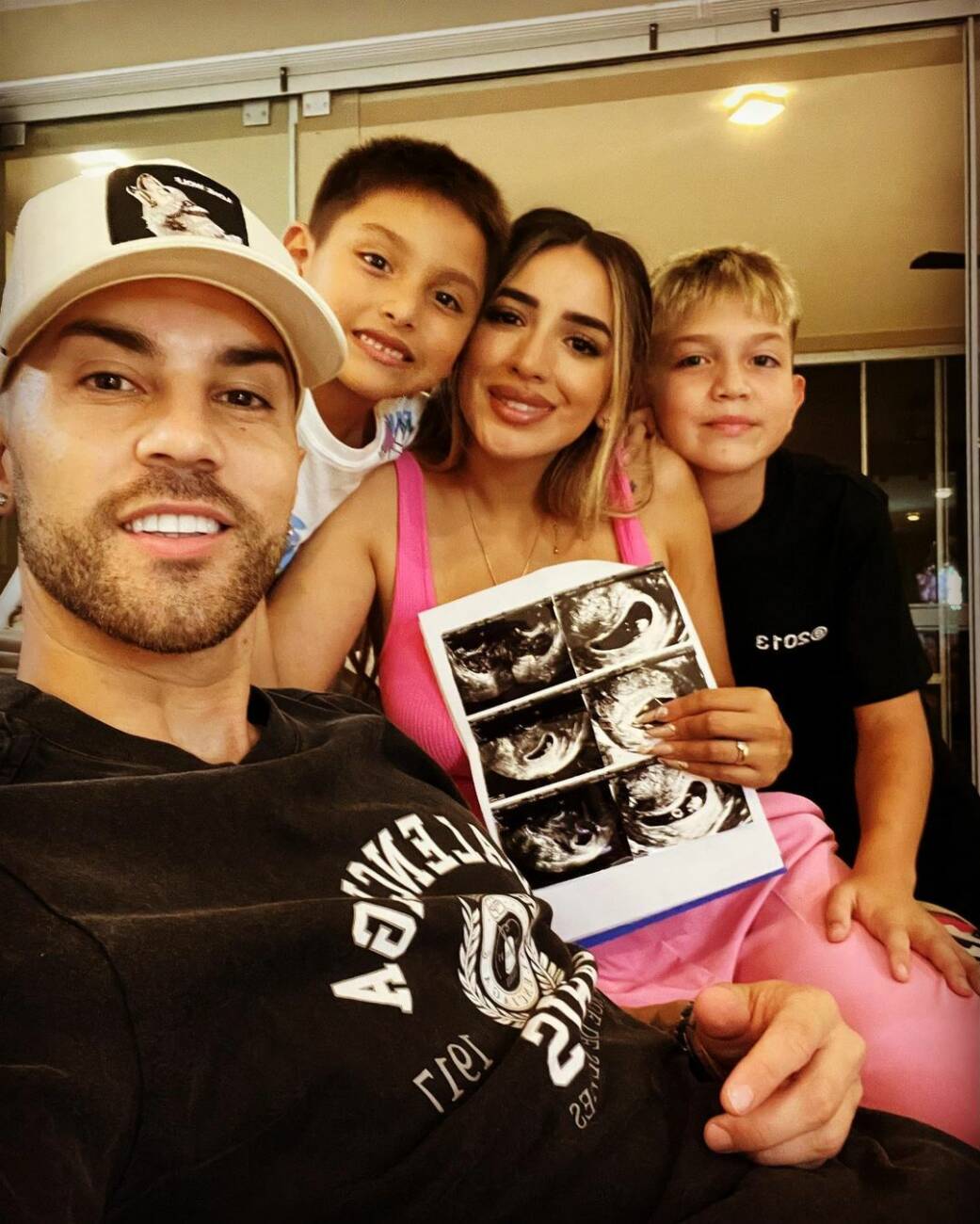 Luis Fariña con su esposa y sus hijos, celebrando que se agranda la familia. (Foto: @luisfari20)