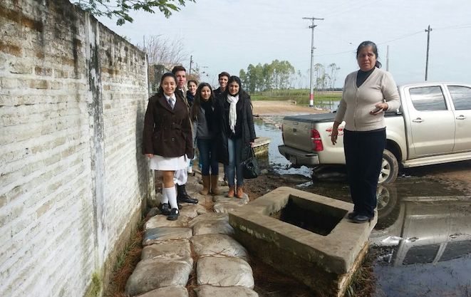 ARENA. En la escuela Capitán Bado, Guazú Cuá, colocan bolsas de arena para evitar que ingrese el agua