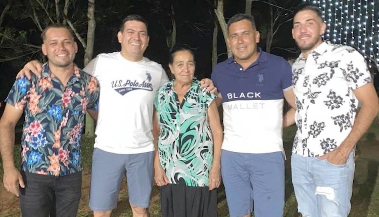 Con su familia, su principal motor y motivación.