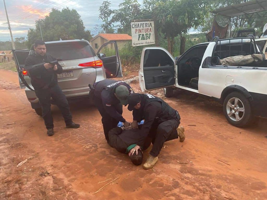 Uno de los negocios allanados fue una Chapería.