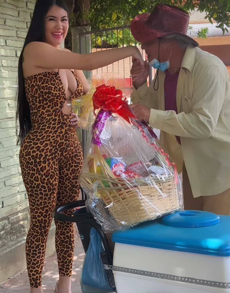 Cuando le alegraba el día a un heladero, entregándole una canasta que probablemente no iba a tener en estos días de fiestas de Navidad. @laurysdyva.