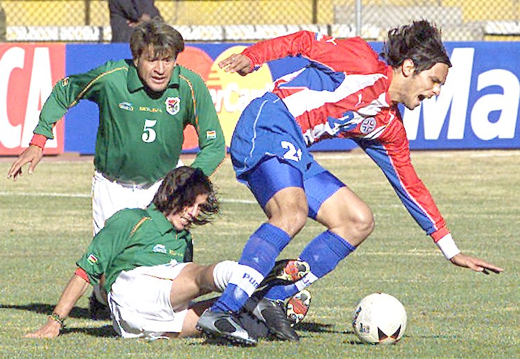 Cristaldo en una barrida a Roque Santa Cruz, en un duelo Bolivia-Paraguay.