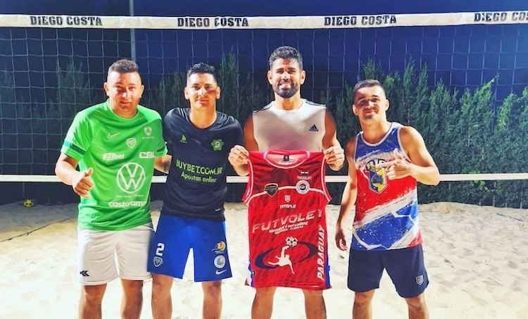 El compatriota y sus compis, luego del partidito posando junto al crack Diego Costa.