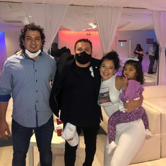 (GENTILEZA) Abi, su hija y su esposo posan con Dani.