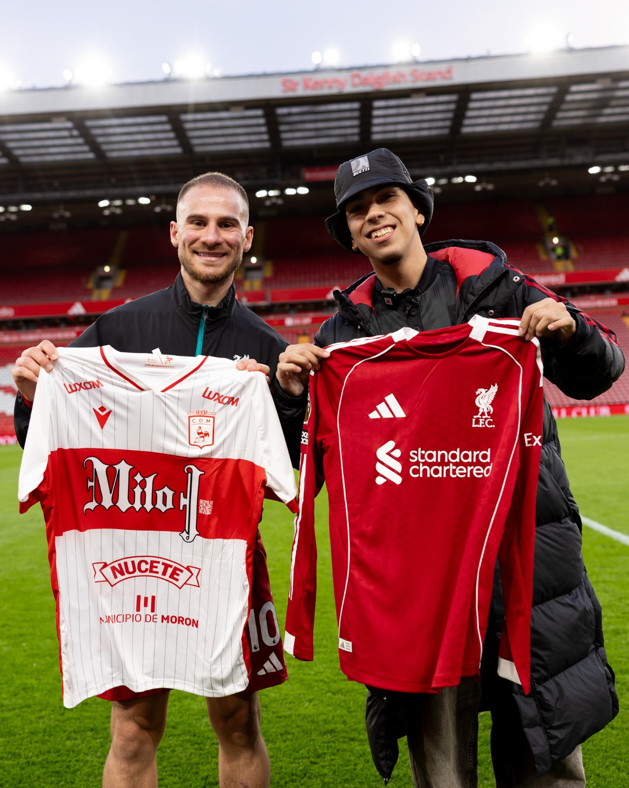 ¡Encuentro de estrellas! Milo J y Mac Allister intercambiaron camisetas. Foto: Gentileza