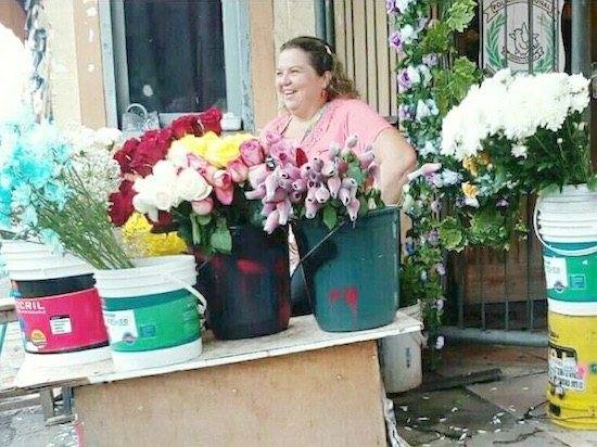 Juana Arrúa tiene su puesto de flores sobre la calle Pettirossi.