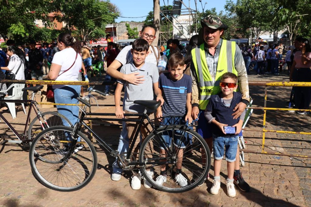 Gustavo Giménez y Elisa, junto a sus hijos, felices de haber llegado junto a la Virgen de losMilagros de Caacupé.