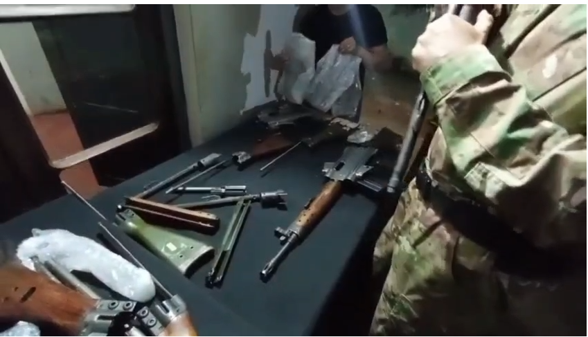Parte del arsenal incautado. Foto: Captura Corresponsal Carlos Sánchez