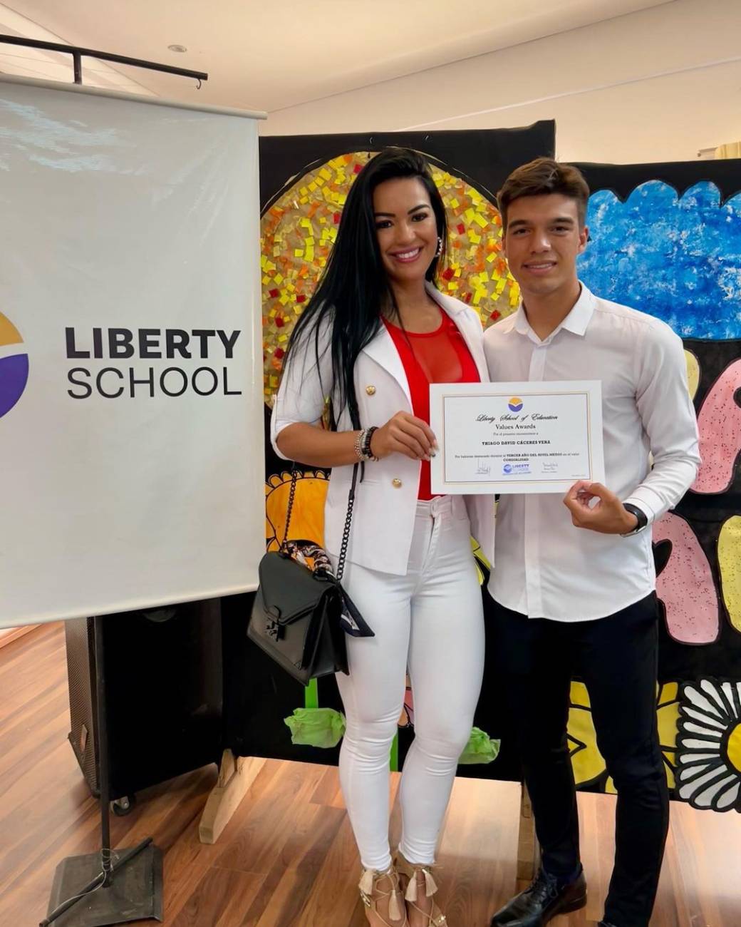 Gloria Vera acompañando a su hijo en su ceremonia de graduación, al culminar su cole. @gloriaveravera