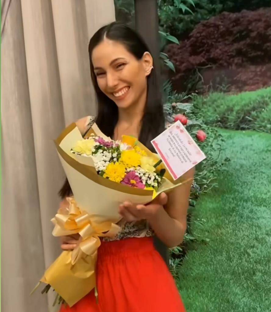 Sus compañeros de Unicanal le mimaron con flores por su graduación.