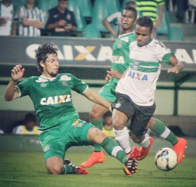 Meza, en un partido con Chapecoense, donde jugó en el 2014. GENTILEZA.