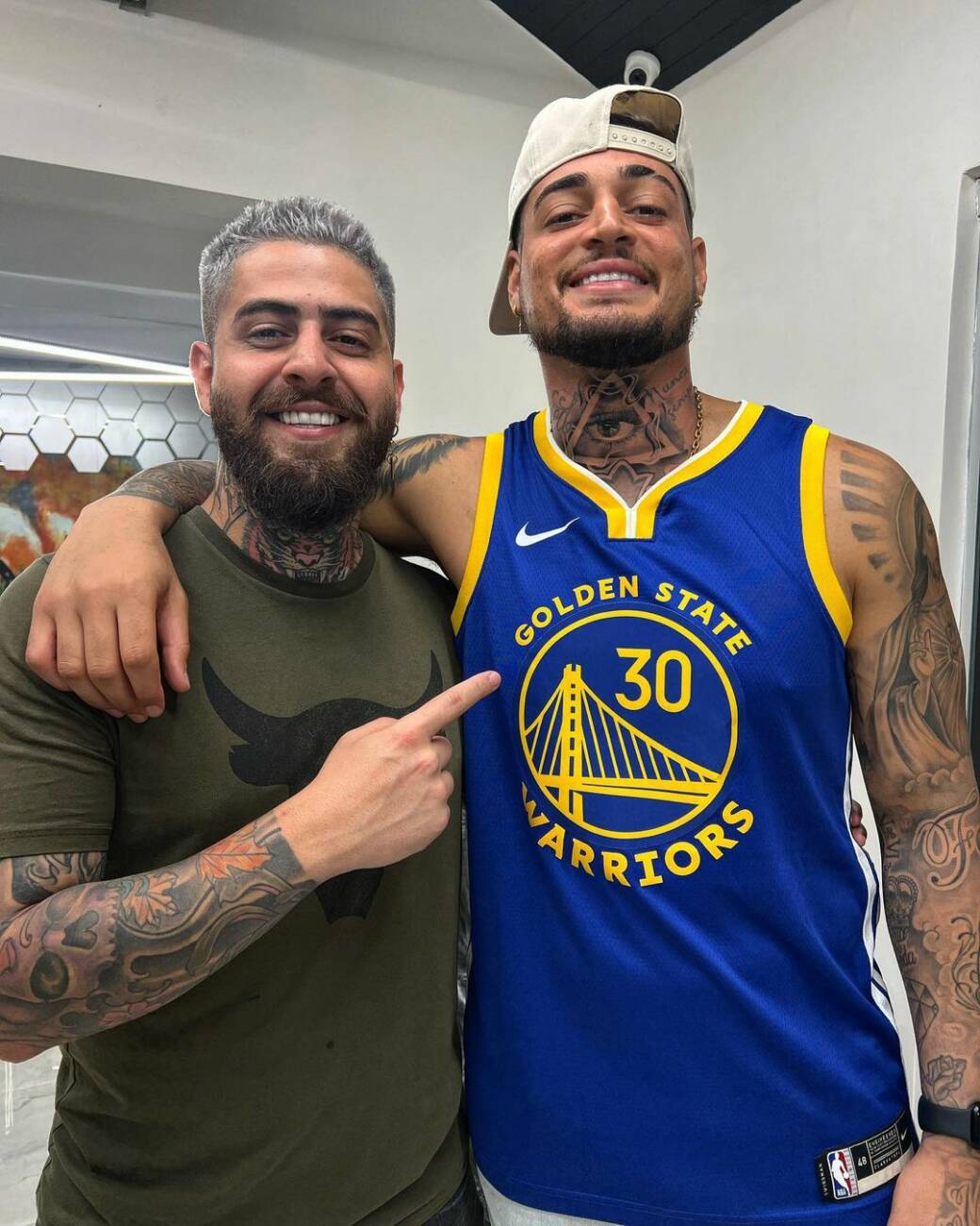 Jean Fernandes junto al artista Samir Bughdadi, su tatuador. (Foto: @samirbughdaditattoo)
