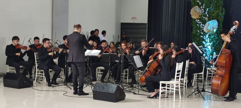 La Orquesta Juvenil Municipal interpretó magistralmente la guarania "Mburicaó", durante la ceremonia de entrega de los Premios Karumbe.
