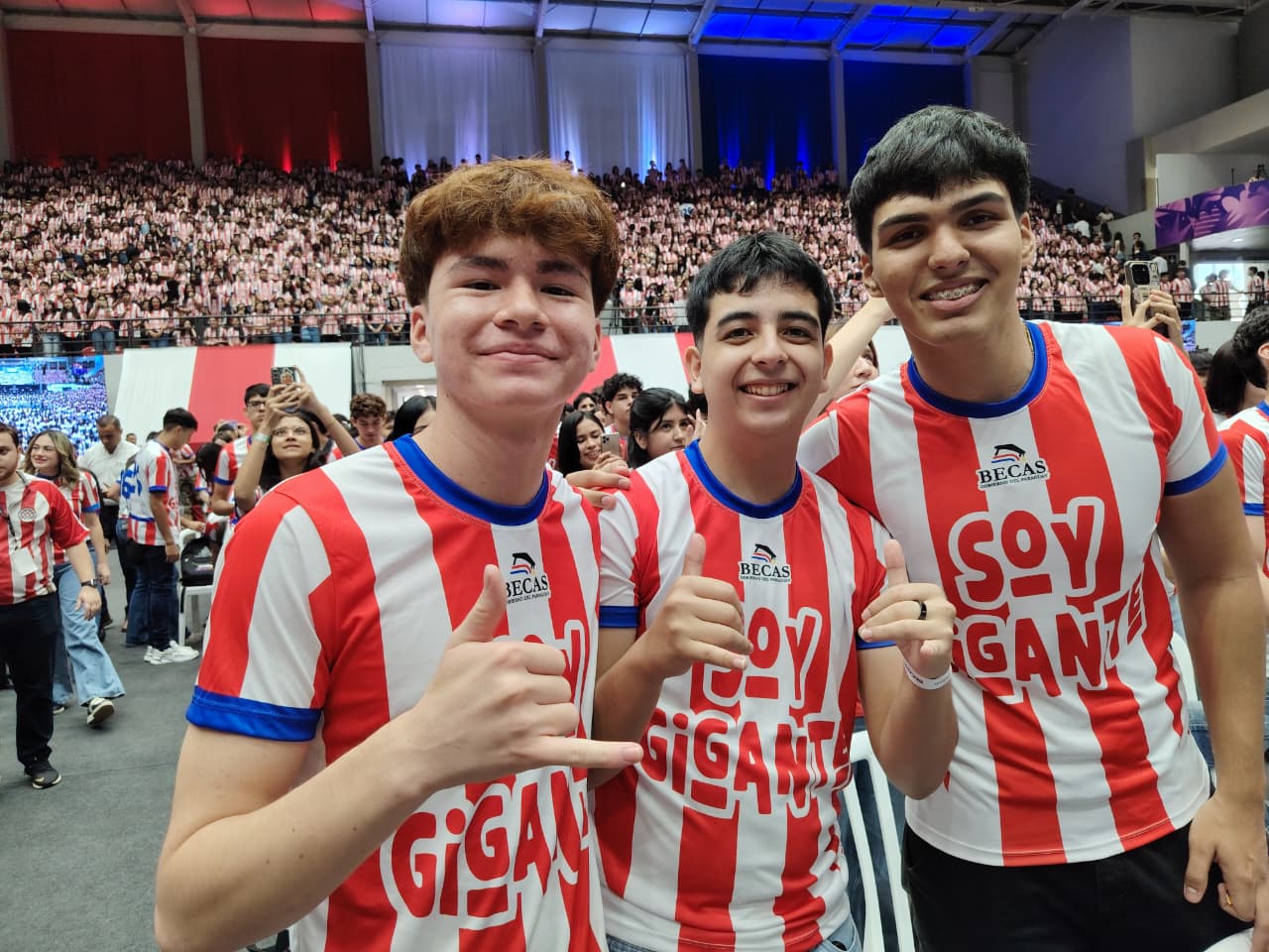 Al llegar, los chicos se tomaron selfies frente al cartel de acceso, emocionados ante la realidad que están viviendo.