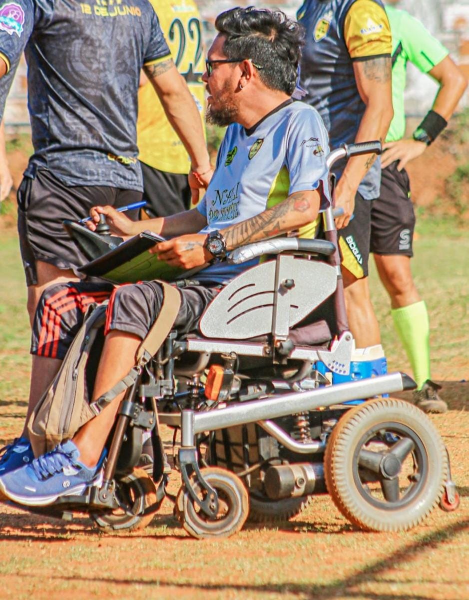 Se moviliza super bien en silla de ruedas en los campos de fútbol.