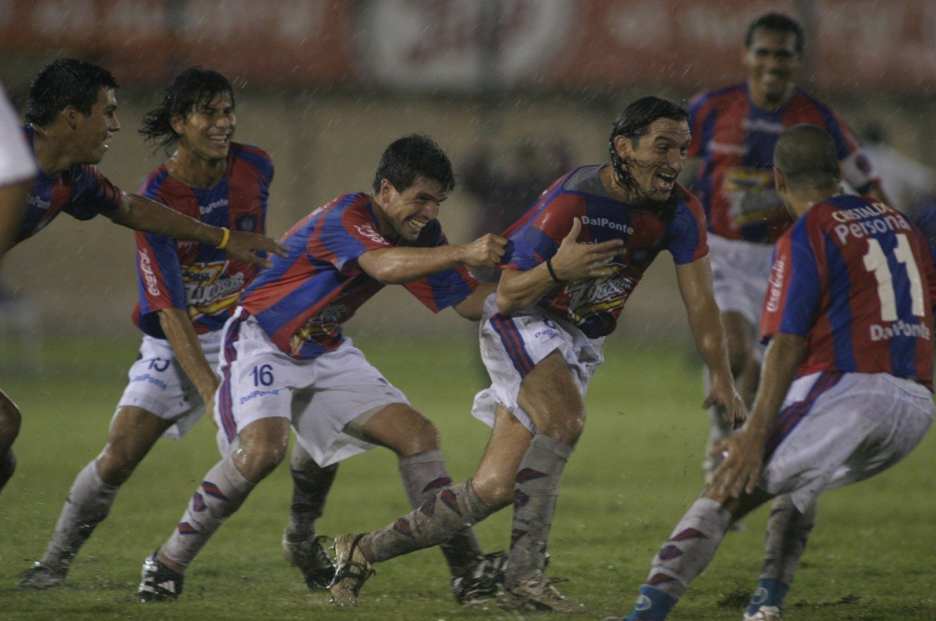 Grana ya le marcó a Ricardo Tavarrelli desde muy lejos y lo festejó con mucha euforia. Fue en un clásico del 2005 donde ganó Cerro por 5 a 0.