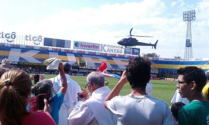 La Virgen baja al estadio “Feliciano Cáceres”, luego de su recorrido por el cielo a bordo de una aeronave de la Fuerza Aérea.