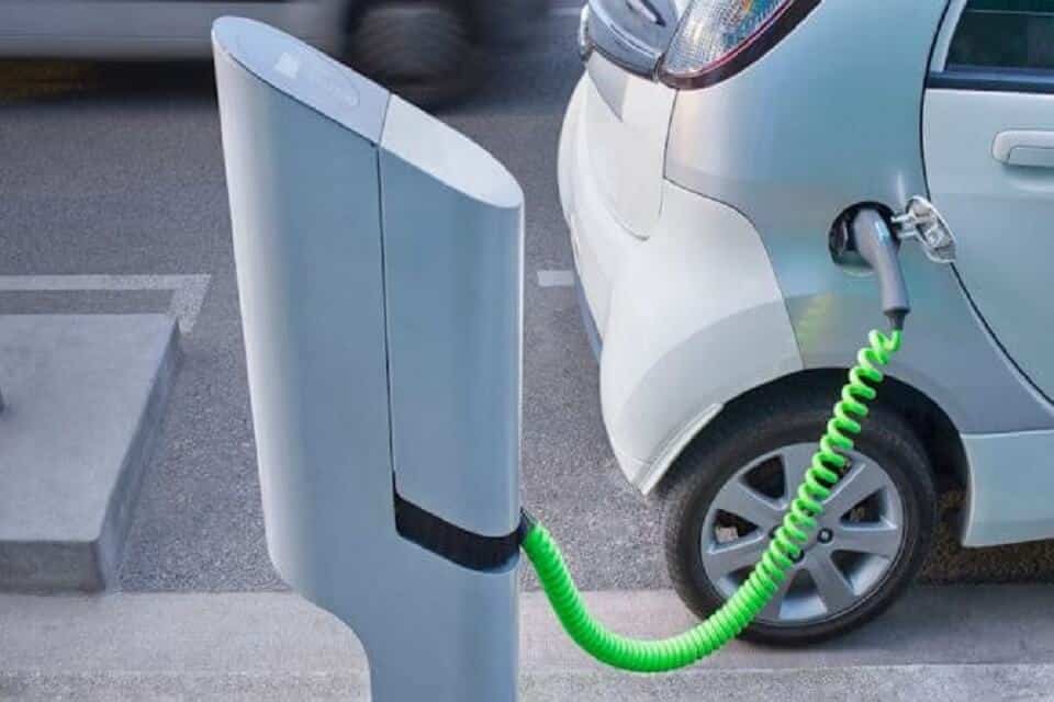 En comparación con el modelo chino,Paraguaycarece aún de unared nacional de estaciones de carga.La mayoría de las recargas se realiza enresidencias privadaso enlocales comercialesque incorporaron infraestructura específica.