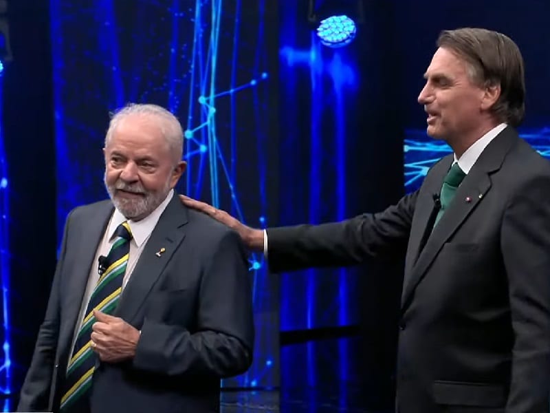 Bolsonaro dejó nervioso a Lula con la mano encima del hombro. Imagen: Band