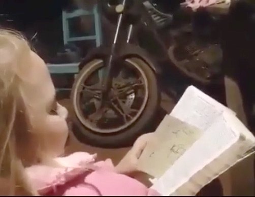 Aquí con la Biblia en mano.