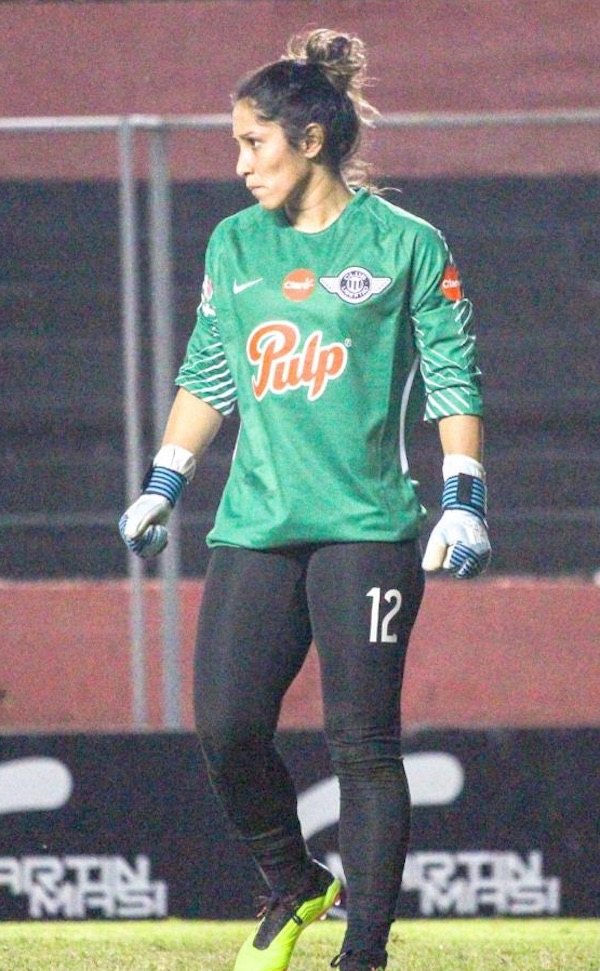 ¡Mamau! La portera se lleva todos los piropos al salir a la cancha con su calza.