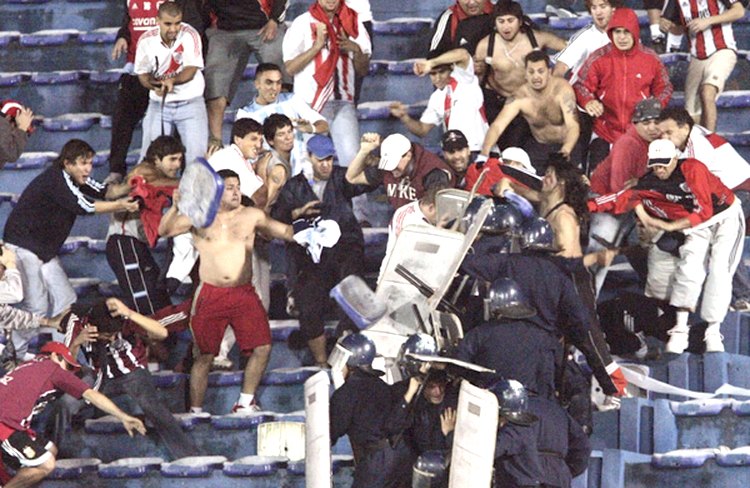 Los incidentes que ocasionaron los hinchas de River en el 2006.