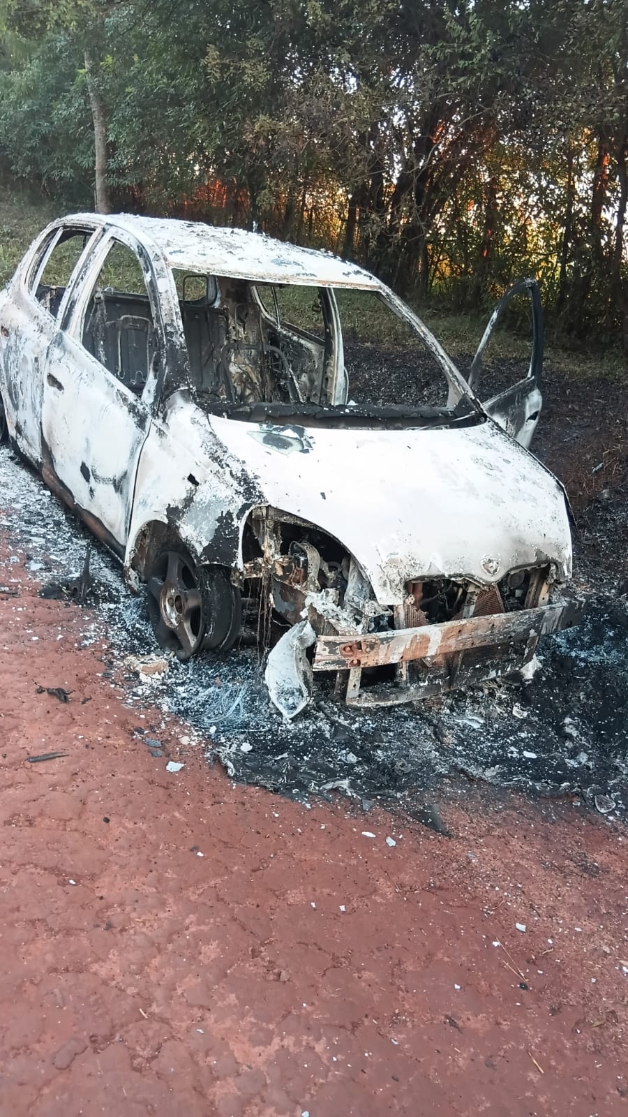 El automóvil utilizado por los asaltantes fue hallado incinerado en la mañana de ayer martes.