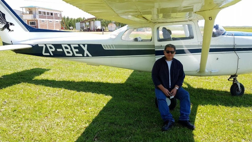 El Comandante Marcos Vázquez con 35 años de experiencia en vuelo y la aeronave siniestrada.