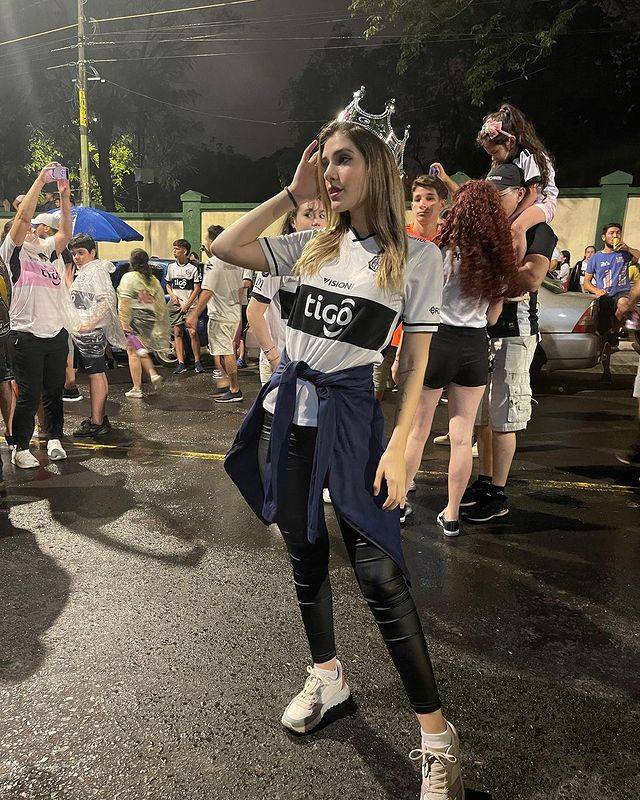 Así, la Reina Decana marcó presencia en los festejos frente al club Olimpia. (FOTO: @bethania_borba)