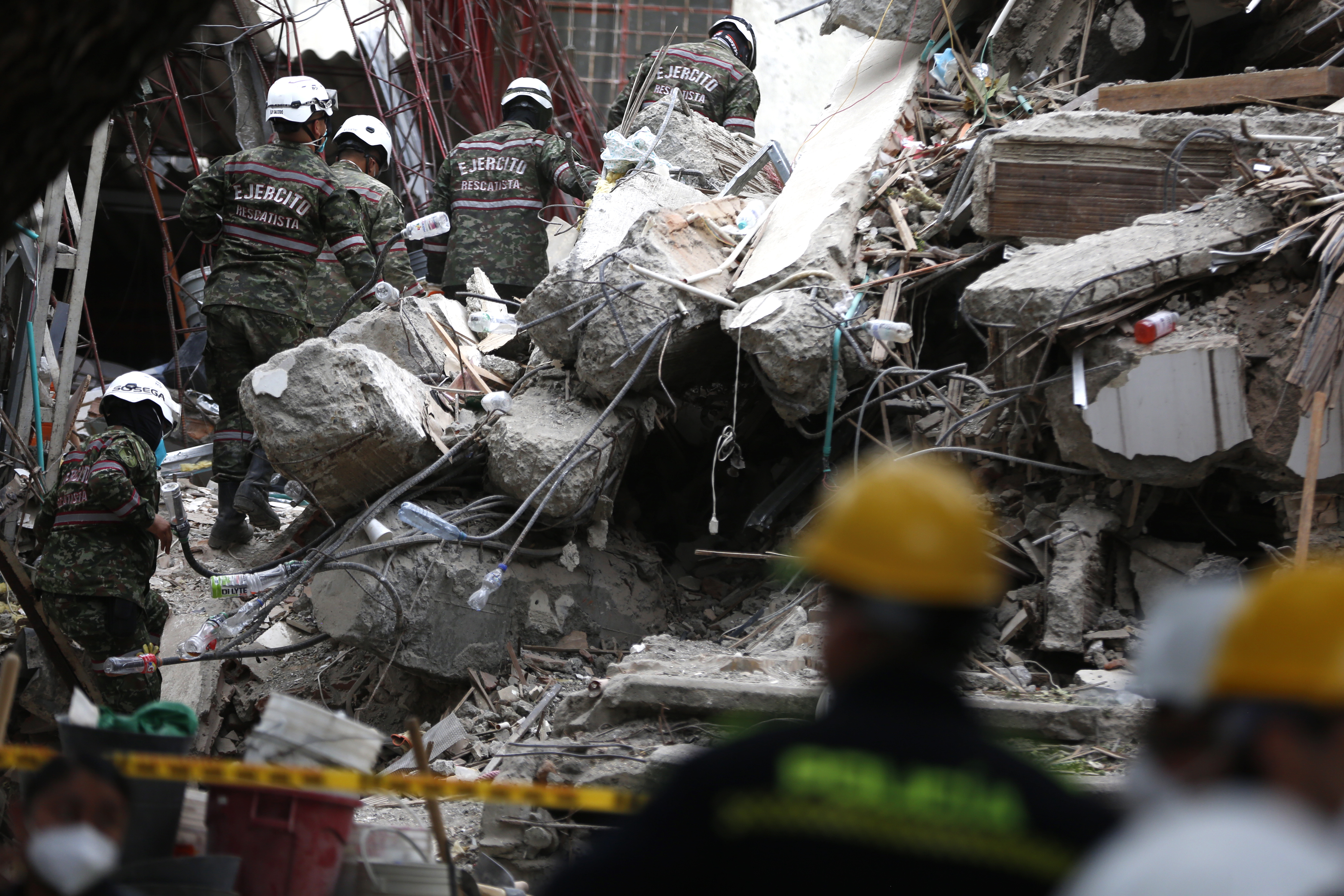Integrantes del Ejército de Colombia participan en una jornada de búsqueda y rescate en una zona afectada por el terremoto de magnitud 7,4 del pasado lunes, este miércoles en Cali (Colombia). Colombia vive la crucial fase de la 'ventana de vida', las 72 horas posteriores a un desastre natural o accidente, en la que hay más probabilidades de rescatar a las personas que permanecen atrapadas.