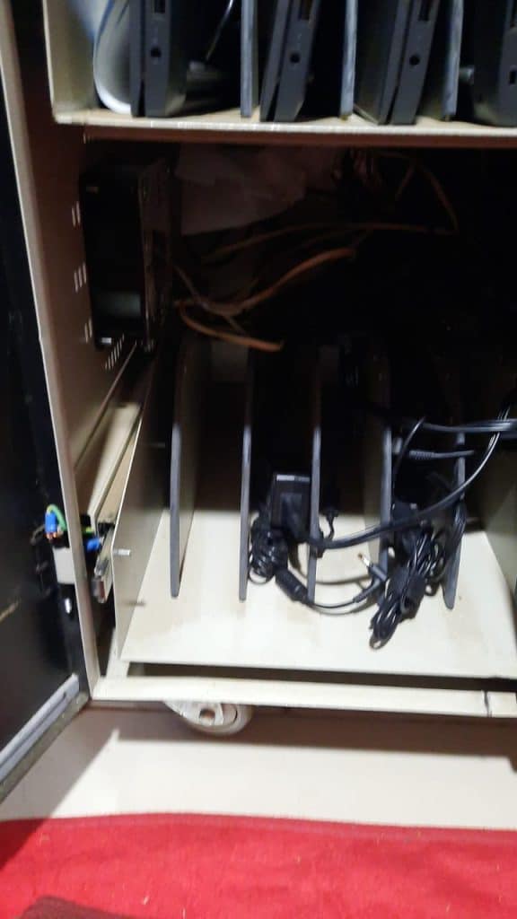 Gabinete ubicado en el local de la dirección del colegio, de donde se llevaron las computadoras.