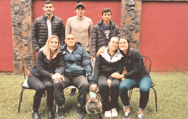 El arquero junto a integrantes de su familia.
