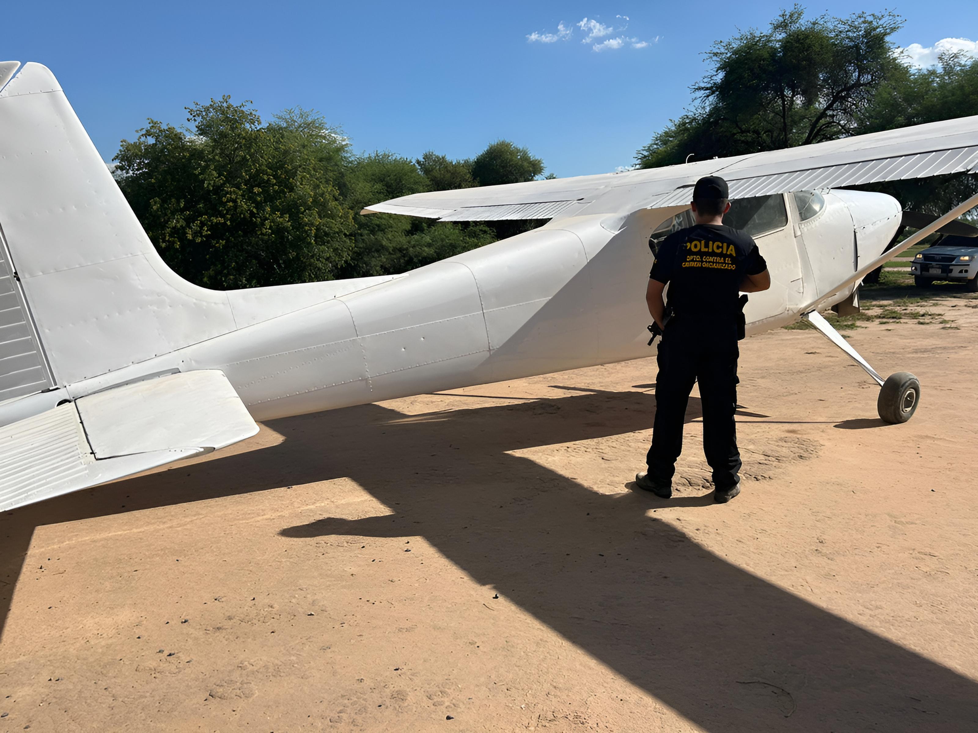 La avioneta tipo Cessna hallada en el hangar estaba recién pintada y sin matrícula visible.