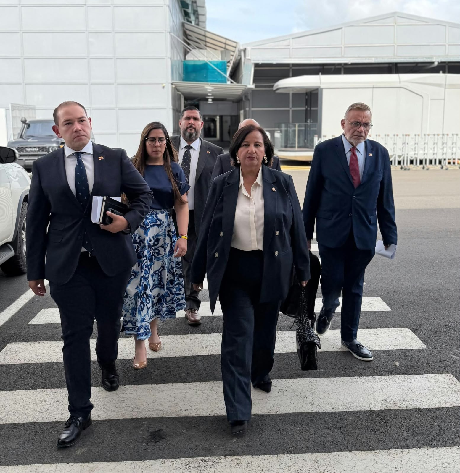 Dinorah Figuera (der.), exlegisladora venezolana, que participa del primer diálogo presencial con el chavismo, en Caracas, a instancias de Estados Unidos. (Red social X)